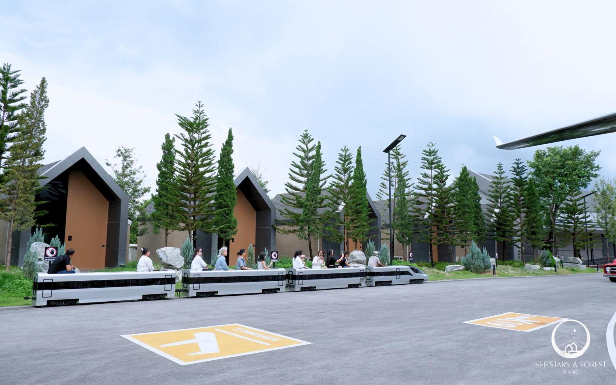 See Stars & Forest Resort Amphoe Sawang Daen Din Екстериор снимка